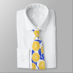 Einfache Lemon-Scheiben Muster Blau Botanisch Krawatte<br><div class="desc">Diese stylische Nackenbinde zeichnet sich durch ein einfaches Illustrationsmuster aus gelben Zitronenscheiben und kobaltblauen Blumenformen aus. Tolle Geschenkidee!</div>