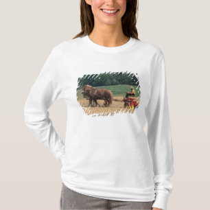 Einfache Leute des amischen Landes bei der T-Shirt