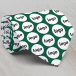 Einfache Logo-Business-Muster Forest Green Krawatte<br><div class="desc">Einfaches Logo-Design zur Förderung der Markentreue und zur Förderung Ihres kleinen Unternehmens. Ideal als Uniform und für eine Messe oder ein Corporate Event. Ersetzen Sie das Logo durch Ihr eigenes und ändern Sie die Farbe des grün grünen Hintergrunds im Design-Tool,  um es anzupassen.</div>