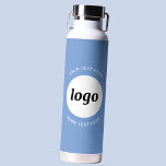 Einfache Logos und Text Business Sky Blau Trinkflasche<br><div class="desc">Einfaches Logo und benutzerdefiniertes Textdesign,  um die Markenloyalität zu fördern und Ihr kleines Unternehmen zu fördern. Ersetzen Sie das Logo durch Ihr eigenes,  und ändern oder löschen Sie den oberen und unteren Text,  um es anzupassen. Perfekt für Werbezwecke und für Mitarbeiter,  Kunden und Kunden.</div>