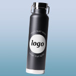 Einfache Logos und Texte Trinkflasche<br><div class="desc">Einfaches Logo und benutzerdefiniertes Textdesign, um die Markenloyalität zu fördern und Ihr kleines Unternehmen zu fördern. Ersetzen Sie das Logo durch Ihr eigenes, und ändern oder löschen Sie den oberen und unteren Text, um es anzupassen. Perfekt für Werbezwecke und für Mitarbeiter, Kunden und Kunden.</div>
