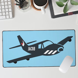 Einfache Luftfahrt, Monogramm-Flugzeug auf blauem Schreibtischunterlage