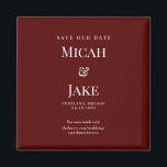 Einfache Maroon & White Wedding Rettete unser Datu Magnet<br><div class="desc">Hintergrund. Weiße Monogramm/Initialen. Einfach. Rett unser Datum. Website. Magnet. Quadrat.</div>