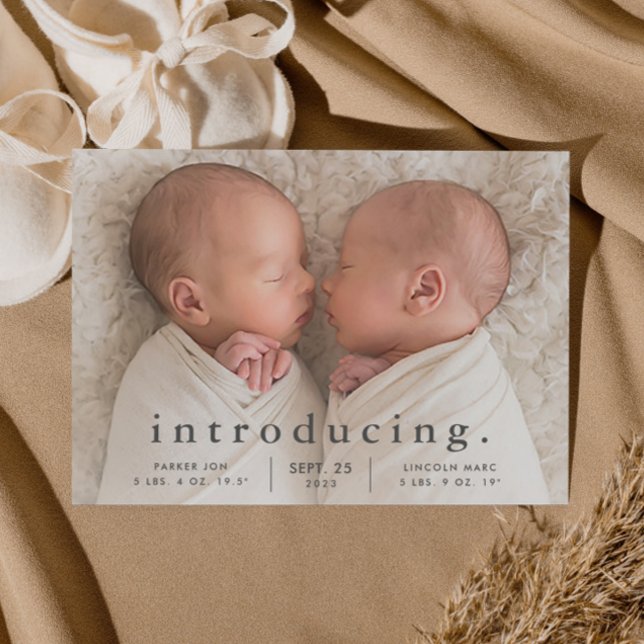 Einfache Minimal Twin Foto Geburtserklärung Postkarte (Simple typography twins baby birth announcement postcard.)