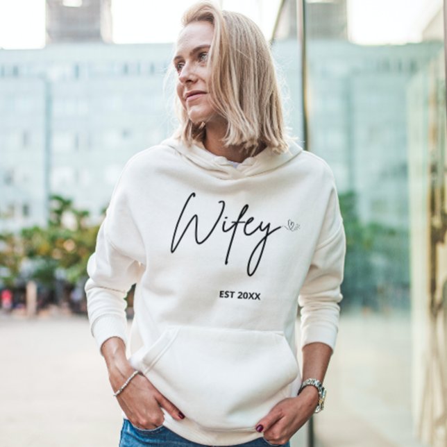Einfache minimale Personalisierte Wifey Script Est Sweatshirt (Von Creator hochgeladen)