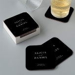 Einfache, minimalistisch-elegante Schwarze Hochzei Rechteckiger Pappuntersetzer<br><div class="desc">Eleganter,  schlichter Schwarzweißpapier-Untersetzer mit schlichter Dekoration mit schicken und schicken Kalligraphie-Schriften.                       Einfach mit Ihren Daten personalisieren! Geeignet für feierliche Hochzeiten in schwarzer Krawatte.                 Bitte beachten Sie,  dass die Hintergrundfarbe an Ihre Hochzeitfarbe angepasst werden kann. Sie können es ändern,  nachdem Sie die Option PERSONALISIEREN ausgewählt haben.</div>