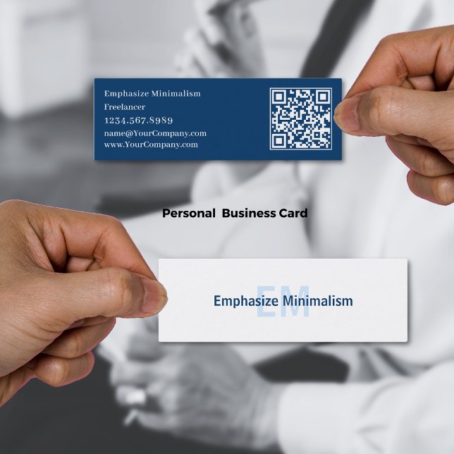 Einfache Minimalistische Blue & White-Initialen Mini Visitenkarte (Simple Minimalist Blue & White Initials Mini Business Card with QR code)