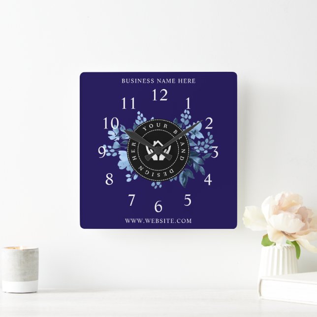 Einfache Minimalistische Logo- und Textwerbung Quadratische Wanduhr (Zuhause)