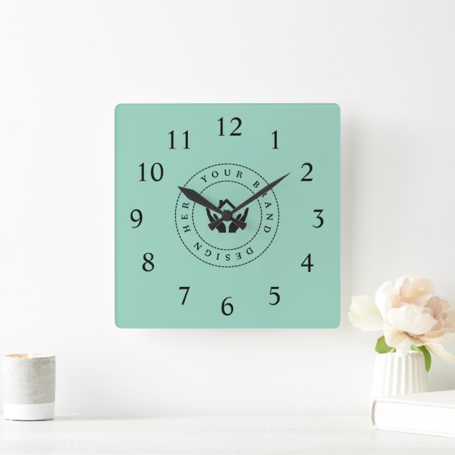 Einfache Minimalistische Logo- und Textwerbung Quadratische Wanduhr (Zuhause)