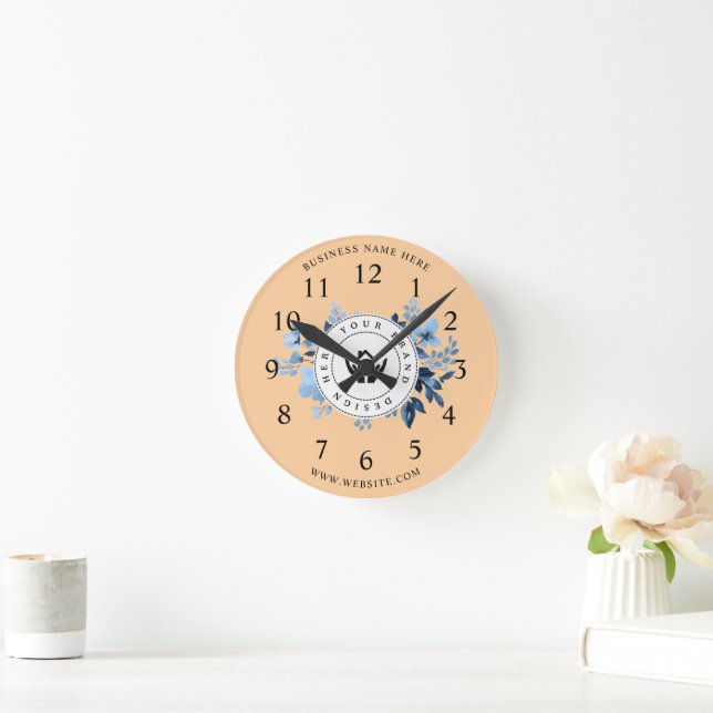 Einfache Minimalistische Logo- und Textwerbung Runde Wanduhr (Zuhause)