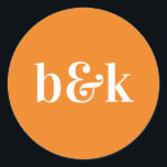 Einfache Minimalistische Monogram Initials Orange  Runder Aufkleber<br><div class="desc">Modernes,  minimalistisches,  einfaches Hochzeitsdesign mit großen,  fetten Buchstaben in orangefarbenem Ton: Sunny Orange (Farbe,  Schriftart,  Text,  Größe kann geändert werden). Mit Datum und Braut und Bräutigam Monogramm (Initialen). Sticker / Siegel für Hochzeitseinladung Umschläge. Ideal für das junge Paar für Herbst/Herbst Hochzeit.</div>