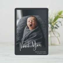 Einfache minimalistische Newborn-Foto in Holzkohle
