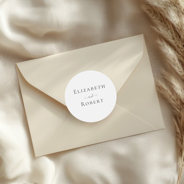 Einfache Minimalistische Paarnamen Hochzeit Runder Aufkleber (Simple Minimalist Couple Names Wedding Classic Round Sticker on a small envelope.)