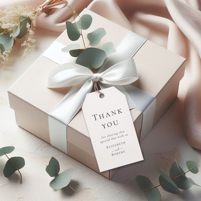 Einfache Minimalistische Paarnamen Hochzeit Vielen Geschenkanhänger (Simple Minimalist Couple Names Wedding Thank You Gift Tags on an elegant gift box with ribbon.)