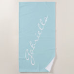 Einfache Minimalistische Skriptbezeichnung Pasta A Strandtuch<br><div class="desc">Dieses stilvolle Strandtuch zeichnet sich durch ein schlichtes minimalistisches Design aus,  in einem schönen handgeschriebenen Schrift,  das auf einem pastellfarbenen Aqua-Blau-Hintergrund in Weiß geschrieben wird. Tolle Geschenkidee!</div>