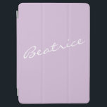Einfache Minimalistische Skriptbezeichnung Pastell iPad Air Hülle<br><div class="desc">Dieses stilvolle iPad Gehäuse zeichnet sich durch ein minimalistisches Design Ihres Namens in einem schönen,  handgeschriebenen Schriftsatz aus,  der auf einem pastellfarbenen lila lila Hintergrund weiß ist. Tolle Geschenkidee!</div>