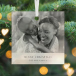 Einfache Minimalistische Weihnachten Schwarz-Weiß- Ornament Aus Glas<br><div class="desc">Ein stilvolles, minimalistisches Weihnachtsbaumschmuck mit klassischer Typografie "Frohe Weihnachten" in Schwarz auf einem schlichten, minimalistisch-weißen Hintergrund. Das Foto, der Gruß und der Name können leicht für eine persönliche Touch angepasst werden. Ein einfaches, minimalistisches und zeitgenössisches Weihnachtsdesign, das sich in dieser Urlaubssaison auszeichnet! Das abgebildete Bild dient zur Veranschaulichung, um durch...</div>