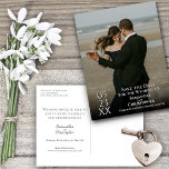 Einfache Mod-Foto-Overlay-Hochzeit speichern Sie d Postkarte<br><div class="desc">Diese einfache Postkarte ist der perfekte Weg,  um Freunden und Familie lassen,  wie sie sich auf Ihre Hochzeit vorstellen können. Das moderne minimalistische Design mit künstlerischem,  modernem und elegantem Design inklusive einem Foto mit weißem Rahmen,  das alle wichtigen Informationen in zeitgenössischem Design enthält.</div>