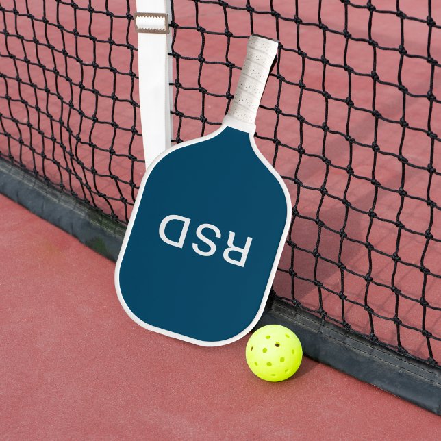 Einfache, moderne Blue White Monogram-Initialen Pickleball Schläger (Von Creator hochgeladen)
