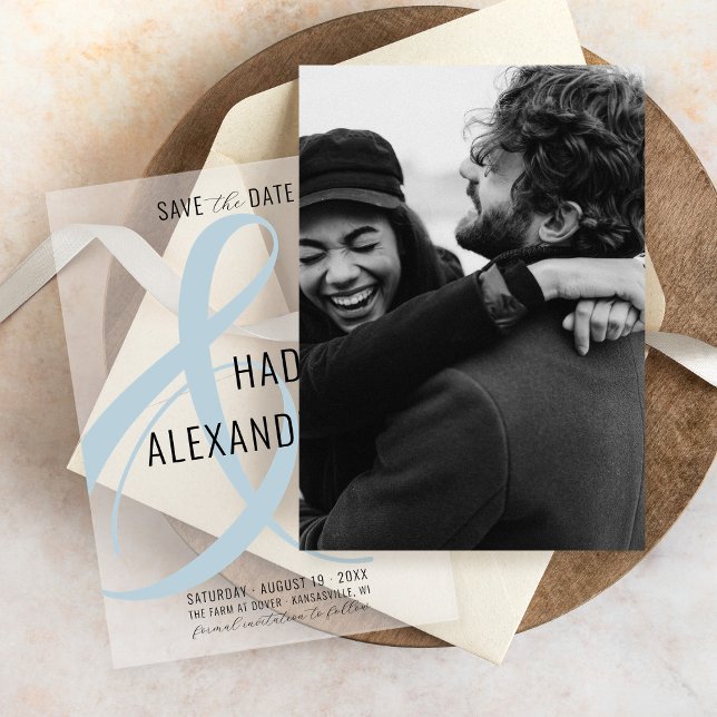 Einfache moderne DUSTY BLAU Foto Underlay Wedding Save The Date (Simple photo underlay card for modern dusty blue bold ampersand vellum overlay wedding save the date)