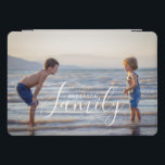 Einfache, moderne Fotomodelle - eigener Familienna iPad Pro Cover<br><div class="desc">Einfache Modern Foto Template Custom Familienname iPad Cover bietet Ihr Lieblings-Foto mit Ihrem personalisierten Familiennamen. Macht ein fantastisches Geschenk für Weihnachten,  Geburtstag,  Jubiläum,  Muttertag,  Vatertag,  Großeltern und mehr. Personalisieren Sie diese,  indem Sie den Text in dem dafür vorgesehenen Textfeld bearbeiten. Entworfen von ©Evco Studio www.zazzle.com/store/evcostudio</div>