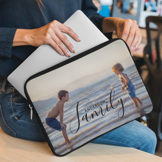 Einfache, moderne Fotomodelle - eigener Familienna Laptopschutzhülle (Von Creator hochgeladen)
