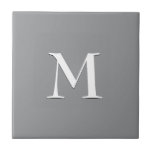 Einfache moderne grauweiße Monogramm Fliese<br><div class="desc">Einfache, elegante SILVER GRAY Keramik mit optionalem, anpassbarem Monogramm. Für die Koordination mit Musiknoten. Löschen Sie das Monogramm für schlichte Kachel. Erhältlich in anderen Farben und mit passenden Gegenständen. Ideal für eine Badezimmerdekoration oder ein neues Küchendesign.</div>