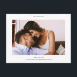 Einfache moderne Hochzeit im Foto retten das Datum Ankündigungspostkarte<br><div class="desc">Diese einfache, stilvolle, moderne Foto Hochzeit im horizontalen Format speichern das Datum Postkartenvorlage bietet einen einfachen, sauberen Look mit einfacher Typografie. Der minimalistische Look wird durch den weißen Raum auf beiden Seiten verstärkt. Auf der Vorderseite können Sie den Schriftart, die Zeichensetzung oder die Farbe ändern, die für Ihre Namen oder...</div>