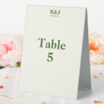 Einfache moderne Hochzeitkarte für Monogram-Tischn Tischaufsteller<br><div class="desc">Erstellen Sie Tischnummern mit Ihren gewünschten Monogrammen und dem gewünschten Datum. Sehr heller Gelbton mit grünem Schriftart. Einfach, modern ansprechend. Perfekt mit den Hochzeitsartikeln der Romantic Tree Design Kollektion. Fügen Sie Ihr Paar Monogramm, das Datum der Hochzeit und die Tischnummer. Verwenden Sie die Vorlage, um ein eigenes Zeltzelt für die...</div>