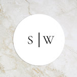 Einfache moderne Hochzeitmonogramm-Umschlag Aufkle Runder Aufkleber<br><div class="desc">Dieses einfache, moderne Hochzeitsmonogramm-Umschlag Aufkleber-Design ist eine zeitlose Verschmelzung von klassischem Charme und zeitgenössischer Einfachheit. Das minimalistische Design zeichnet sich durch klare Linien, neutrale Farbtöne und eine raffinierte Schwarz-Weiß-Farbgestaltung aus. Jedes Detail ist schlicht und elegant. Ob Sie eine traditionelle Zeremonie oder eine schicke, moderne Hochzeit planen, unsere Kollektion bietet vielseitige...</div>