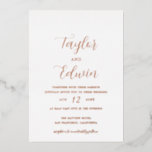 Einfache Moderne in einer Hochzeitsgolden-Rose Folieneinladung<br><div class="desc">Moderne Goldfolie aus Rose in einer Einladung zur Hochzeit mit einem einfachen und minimalistischen Layout mit Ihren Namen in einem eleganten Kalligraphieskript und Ihren Hochzeitsdetails in einem modernen Format. Auf der Rückseite befinden sich Ihre zusätzlichen Details,  sodass keine separate Gehäusekarte benötigt wird.</div>