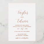 Einfache Moderne in einer Hochzeitsgolden-Rose Folieneinladung<br><div class="desc">Moderne Goldfolie aus Rose in einer Einladung zur Hochzeit mit einem einfachen und minimalistischen Layout mit Ihren Namen in einem eleganten Kalligraphieskript und Ihren Hochzeitsdetails in einem modernen Format. Auf der Rückseite befinden sich Ihre zusätzlichen Details,  sodass keine separate Gehäusekarte benötigt wird.</div>