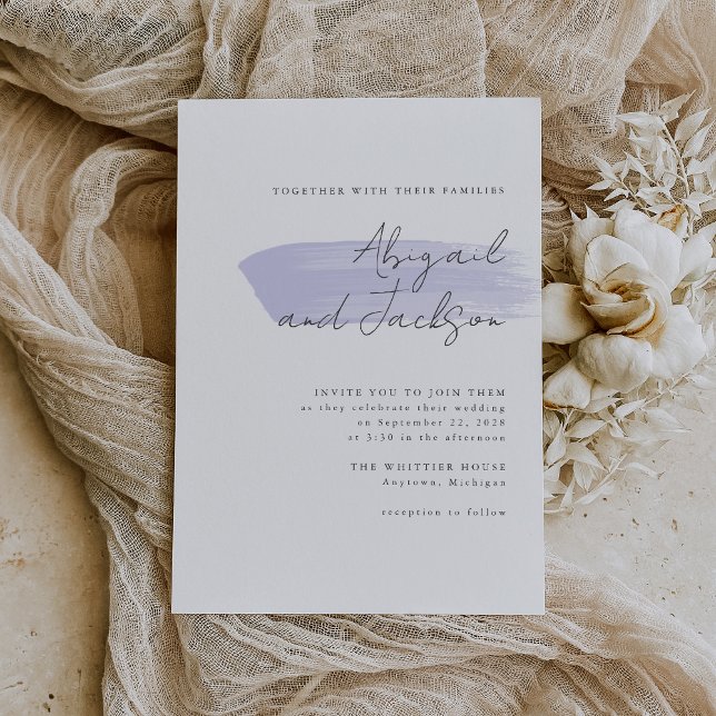 Einfache moderne Lilac Brush Strokes Wedding Einladung (A simple, modern invitation for a wedding with a lilac or lavender color palette.)