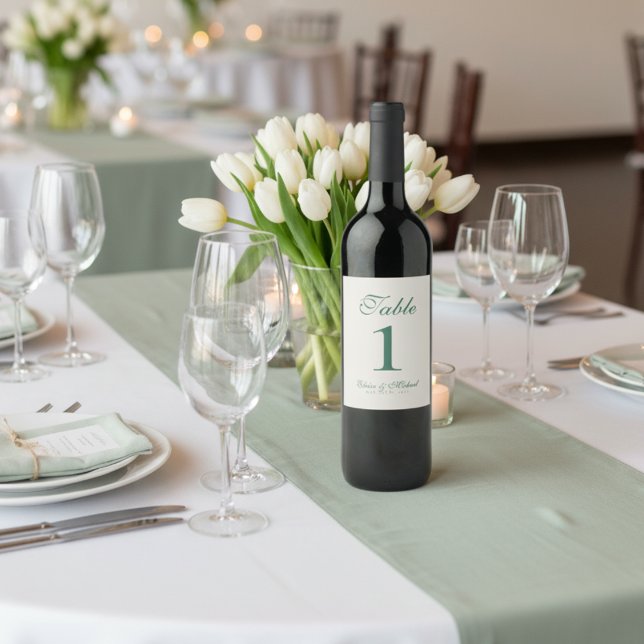 Einfache moderne Minimalistisch Sage Green Wedding Weinetikett (Guide guests to their seats in style with this Sage Green Wedding Table Number Sign!)