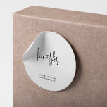 Einfache moderne, minimalistisch-schwarz-weiße Hoc Runder Aufkleber<br><div class="desc">Einfach elegantes Handschrift Paar Bräute und Bräutigam schwarzen Namen weiße Hochzeit Umschlag Aufkleber oder Geschenkverpackung Aufkleber.</div>