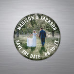 Einfache moderne Minimalistische Hochzeit rettet d Magnet<br><div class="desc">Teilen Sie die fröhlichen Neuigkeiten Ihrer Verlobung sowie ein Foto mit dieser Hochzeit speichern Sie das Datum rund Magnete. Verteilen Sie Ihre Familie und Freunde oder schicken Sie eine E-Mail in einer kleinen Box oder in einem gepolsterten Umschlag. Der magnetische Rücken macht sie einfach anzuzeigen. (IMAGE PLACEMENT TIP: Eine einfache...</div>