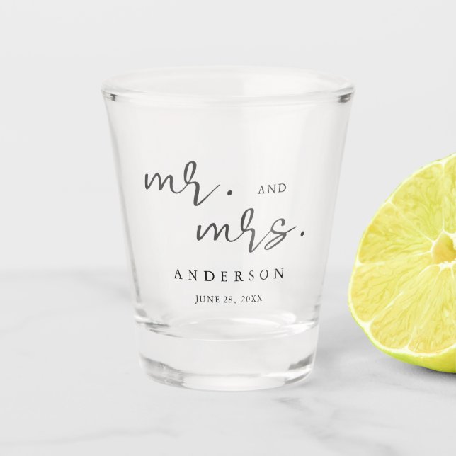 Einfache moderne Minimalistische Schrift Mr. and M Schnapsglas (Vorderseite)