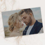Einfache moderne Monogramm-Foto-Hochzeit Gästebuch<br><div class="desc">Das Simple Modern Monogram Foto Wedding Guest Book verfügt über ein wunderschönes,  vollblütiges Foto aus Verlobung,  das mit modernen Typpaaren überzogen ist und ein Monogramm der Initialen des Paares.</div>