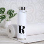 Einfache moderne Monogramm Trinkflasche<br><div class="desc">Einfache moderne, erste Monogramm Wasser Flasche. Erstellen Sie Ihre eigene personalisierte Flasche mit eigenem Anfangsnamen.</div>