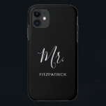 Einfache Moderne Mr. Groom Newlywed Elegant Case-Mate iPhone Hülle<br><div class="desc">Einfache Telefonzelle mit "Mr." in einem eleganten Skript zusammen mit Ihrem Nachnamen in weiß auf schwarzem Hintergrund. Dieser moderne Telefonkasten ist ein großartiges Hochzeitsgeschenk für einen Bräutigam.</div>