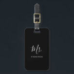 Einfache Moderne Mr. Groom Newlywed Elegant Gepäckanhänger<br><div class="desc">Einfache Gepäckmarke mit "Mr." in einem eleganten Skript zusammen mit Ihrem Nachnamen in weiß auf schwarzem Hintergrund. Dieses moderne Gepäckanhänger ist das perfekte Hochzeitsgeschenk für einen frisch vermählten Bräutigam für seine Flitterwochen.</div>