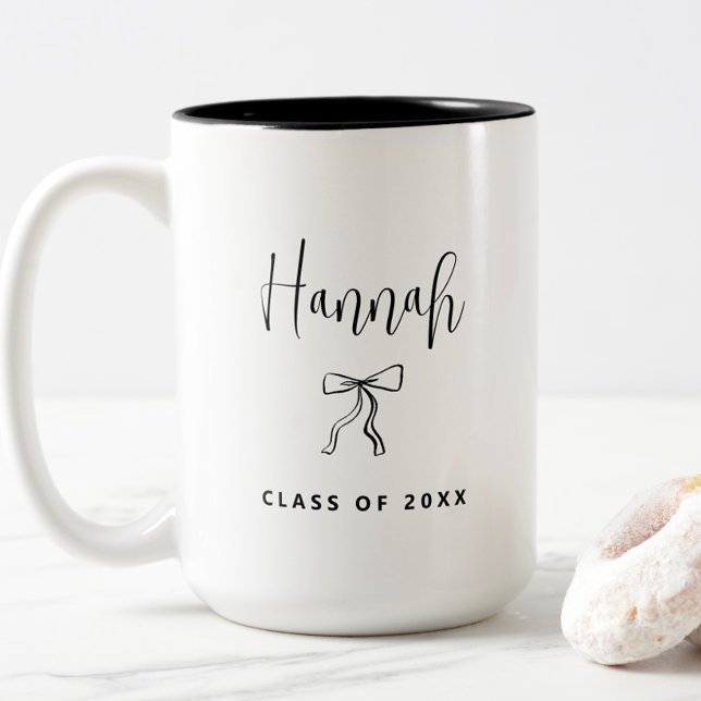 Einfache moderne Personalisierte Klasse 2025 Grad Zweifarbige Tasse (class of 2025 graduation coffee mug with name, chic modern simple, college, coquette bow, elegant)
