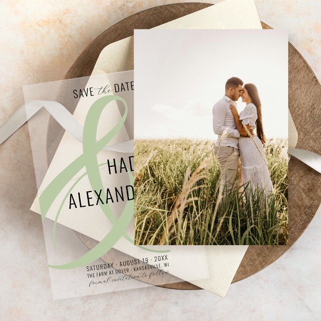 Einfache moderne SAGE GREEN Foto Underlay Wedding Save The Date (Simple photo underlay card for modern sage green bold ampersand vellum overlay wedding save the date)