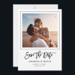 Einfache moderne Schrift Foto mit Handschrift Save The Date<br><div class="desc">Minimalistisch Moderne Ankündigung Datum freihalten mit angesagter Schrift,  handgeschriebener Typografie,  Ihr persönliches Foto in einem eleganten Rahmen neben Ihrem Namen und Datum der Hochzeit.</div>