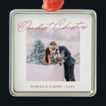 Einfache moderne Schrift Unsere erste Weihnachtsfe Ornament Aus Metall<br><div class="desc">Ein schöner Sake,  um Ihre erste Weihnachtsfeier als verheiratetes Paar zu feiern. Dieses Design zeigt Ihr Lieblings-Hochzeitsszenario-Foto in einem schlichten,  weißen Rahmen mit der Überschrift "Unser erstes Weihnachten" im modernen,  roten Schriftart. Personalisieren Sie mit Ihren Namen und Jahren in rot. Macht ein großartiges Geschenk.</div>