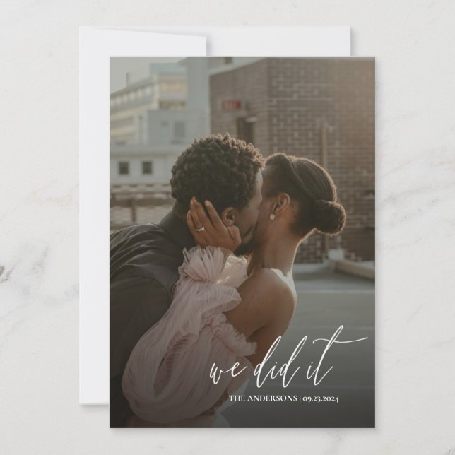 Einfache moderne Schrift Wir haben es Hochzeit-Fot Einladung (Vorderseite)