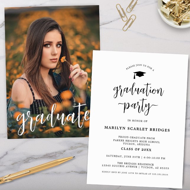 Einfache, moderne Script-Abschluss-Einladung Einladung (Modern simple script graduation invitation for high school or college graduate grad party invites)