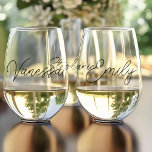 Einfache moderne Script-Bridesmaier verschenken Pe Weinglas Ohne Stiel<br><div class="desc">Die "Bridesmaids Gift Modern Script Personalisiert Wine Glasses" zeichnen sich durch ein elegantes, modernes Kalligrafiedesign aus, das elegant mit dem Namen jeder Brautjungfrau für eine einzigartige und durchdachte Touch personalisiert ist. Diese Brillen sind perfekt für Hochzeitsgeschenke oder Junggeselinnen-Abschiede geeignet und verkörpern eine einfache und moderne Ästhetik, die jede Feier ergänzt....</div>