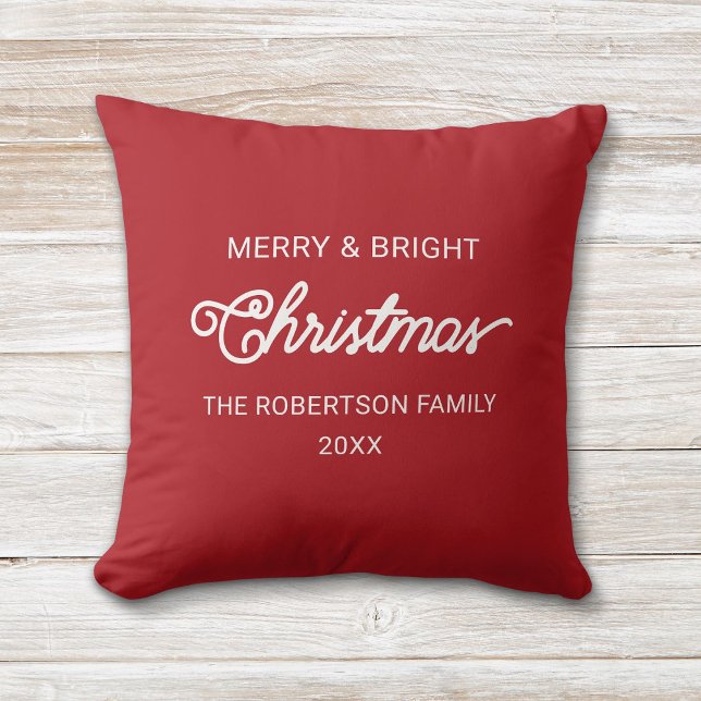 Einfache moderne Script Red Frohe Weihnachtswünsch Kissen (Red and white, modern script "Merry and Bright" Christmas pillow with custom family name and year.)