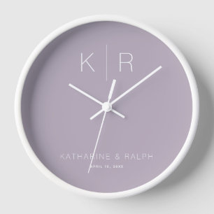Einfache moderne staubige Lila-Monogramm-Hochzeits Uhr
